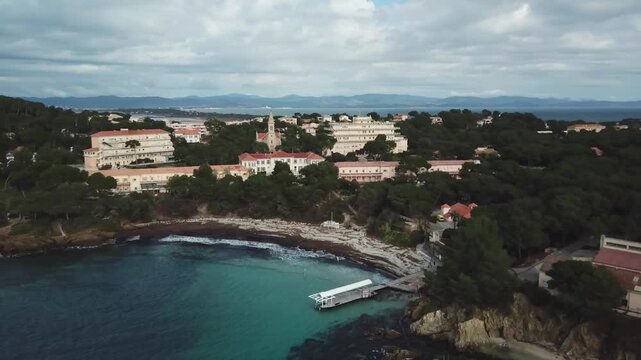drone shot d'une c&ocirc;te de Hyeres en France
