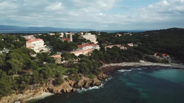 drone shot d'une c&ocirc;te de Hyeres en France
