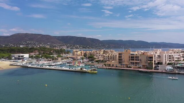 drone shot d'une c&ocirc;te de Hyeres en France