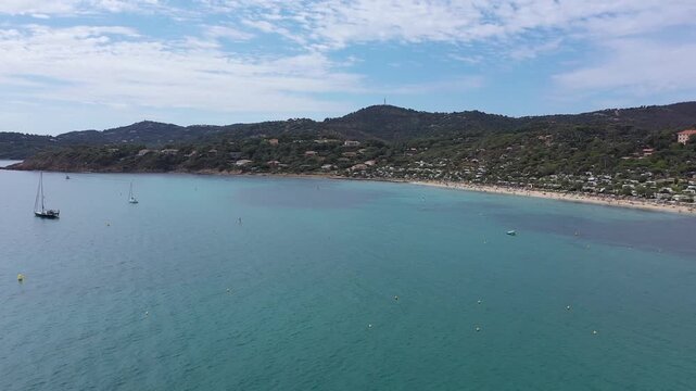 drone shot d'une c&ocirc;te de Hyeres en France
