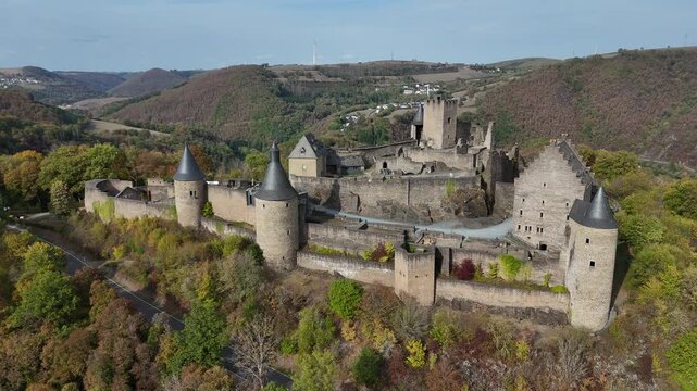 vue a&eacute;rienne du ch&acirc;teau de Bourscheid au Grand Duch&eacute; du Luxembourg. Le b&acirc;timent fortifi&eacute; domine un relief escarp&eacute; entour&eacute; d'une for&ecirc;t aux couleurs de l'Automne. Lieu touristique au nord d'Ettelbruck. 