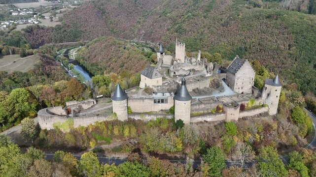 vue a&eacute;rienne du ch&acirc;teau de Bourscheid au Grand Duch&eacute; du Luxembourg. Le b&acirc;timent fortifi&eacute; domine un relief escarp&eacute; entour&eacute; d'une for&ecirc;t aux couleurs de l'Automne. Lieu touristique au nord d'Ettelbruck. 