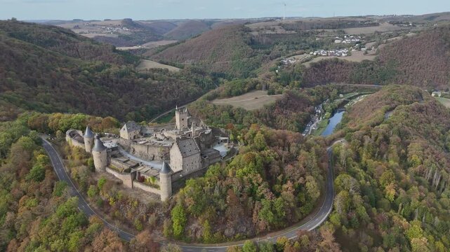 vue a&eacute;rienne du ch&acirc;teau de Bourscheid au Grand Duch&eacute; du Luxembourg. Le b&acirc;timent fortifi&eacute; domine un relief escarp&eacute; entour&eacute; d'une for&ecirc;t aux couleurs de l'Automne. Lieu touristique au nord d'Ettelbruck. 