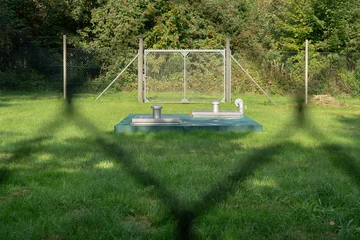Kommunaler Trinkwasserbrunnen auf einer Lichtung im Wald © ThomBal