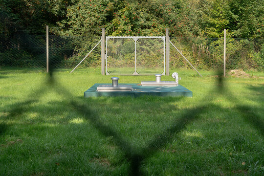 Kommunaler Trinkwasserbrunnen auf einer Lichtung im Wald