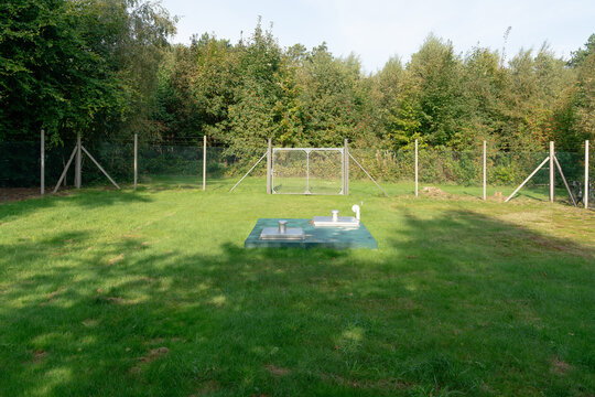Kommunaler Trinkwasserbrunnen auf einer Lichtung im Wald