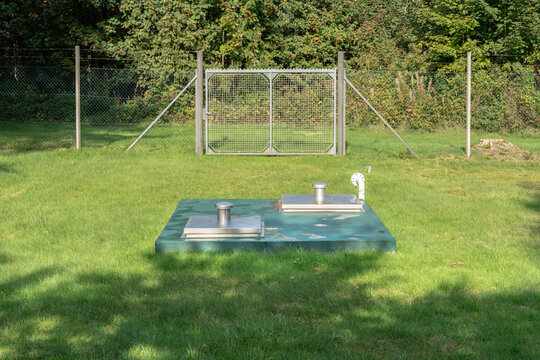 Kommunaler Trinkwasserbrunnen auf einer Lichtung im Wald