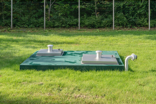 Kommunaler Trinkwasserbrunnen auf einer Lichtung im Wald