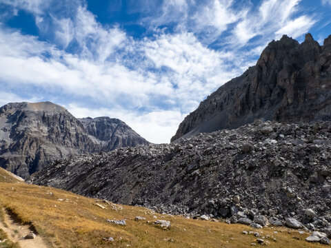 le grand seru et la roche bernaude encadrent un &eacute;norme glissement de roches dans le massif du mont thabor