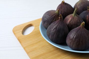 Fresh autumn figs on a colored background.  © Pixora ST 