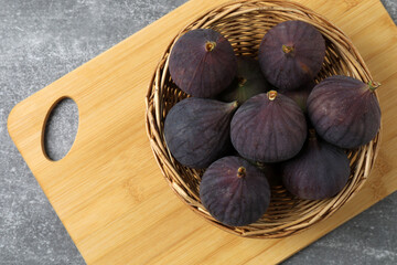 Fresh autumn figs on a colored background.  © Pixora ST 