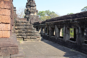 Obraz premium hall (baphuon) in a ruined khmer hindu and buddhist complex (angkor thom) in angkor in siem reap in cambodia 