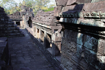 Fototapeta premium hall (baphuon) in a ruined khmer hindu and buddhist complex (angkor thom) in angkor in siem reap in cambodia 