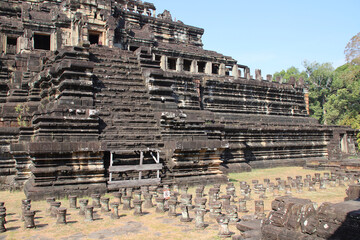 Obraz premium hall (baphuon) in a ruined khmer hindu and buddhist complex (angkor thom) in angkor in siem reap in cambodia 