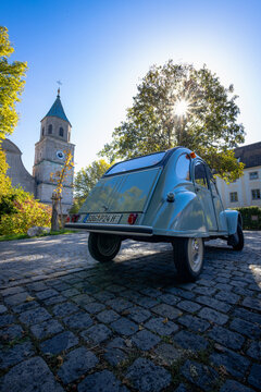 Citro&euml;n 2CV, sogenannte Ente, am Kloster Polling