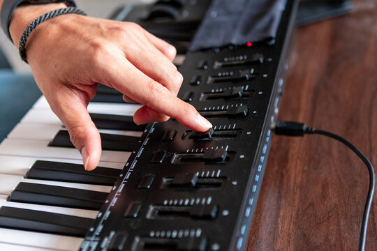 Music compositor adjust synthesizer control and keyboard