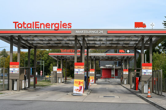 une station service Total &eacute;nergies con&ccedil;ue pour les poids lourds , semi remorques, utilitaires avec des pompes &agrave; gros d&eacute;bit pour le gasoil et l'AdBlue. Martelange, Grand duch&eacute; du Luxembourg 2026