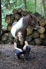 Junge attraktive Reiterin mit Pferd im Wald © Bittner KAUFBILD.de