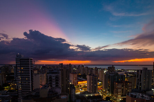Crep&uacute;sculo com raios solares no c&eacute;u Bel&eacute;m do Par&aacute; Brasil 