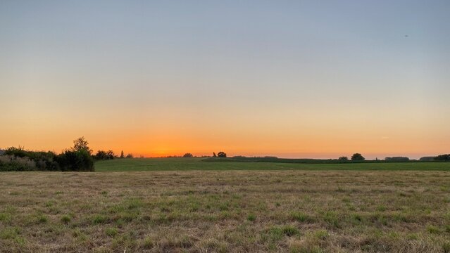 Coucher de soleil au dessus d'un paysage rural &agrave; &Eacute;caussinnes d'Enghien (Soignies)
