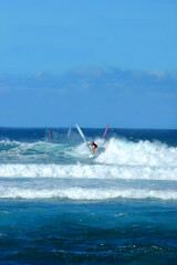 Obraz premium Racing the Waves Besides Kauai