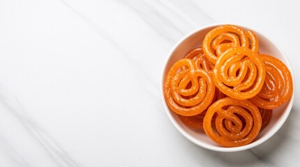 Obraz premium Orange jalebi sweets in white bowl. Traditional South Asian dessert with sugar syrup swirls. Tasty crispy snack served for breakfast festive celebration like Eid. Delicious homemade Indian treats on