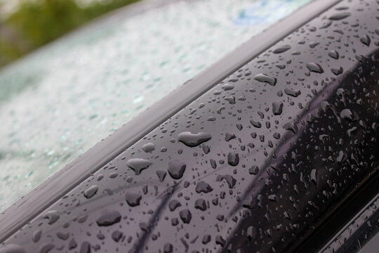 雨上がりの車体に綺麗にはじく水滴とボディの撥水コーティング効果を捉えたマクロ撮影（洗車・カーケア・雨の日のドライブ）