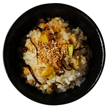 ブロッコリーの茎と塩昆布の混ぜご飯 真上からの切り抜き。エコ調理や食品ロス削減に使える創作料理のフード素材 トップダウン
