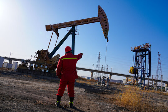 The oil workers in the job