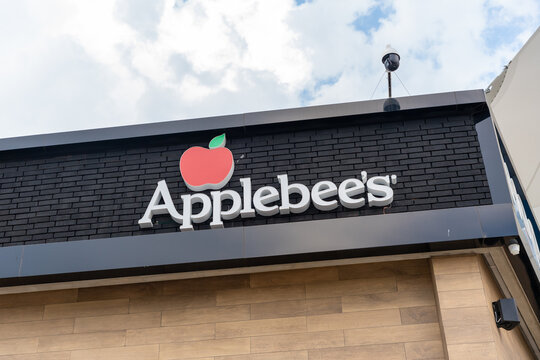 Applebee's restaurant facade, a Dine Brands Global franchise location. Jalisco, Mexico, July 20, 2026.