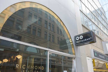 Obraz premium exterior building window and sign of Richmond Station, a restaurant, located at 1 Richmond St W, Toronto