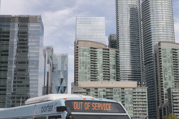 Obraz premium Porter Air shuttle bus running 