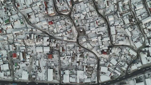 Aerial Top-Down View of a Snow-Covered Ger District in Ulaanbaatar, Mongolia During Winter
(겨울 눈으로 뒤덮인 몽골 울란바토르 게르 지구의 항공 탑뷰)