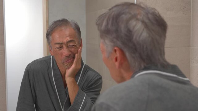 虫歯に悩むシニア男性