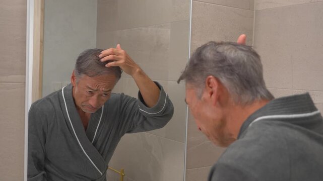 髪の毛に悩みがあるシニア男性