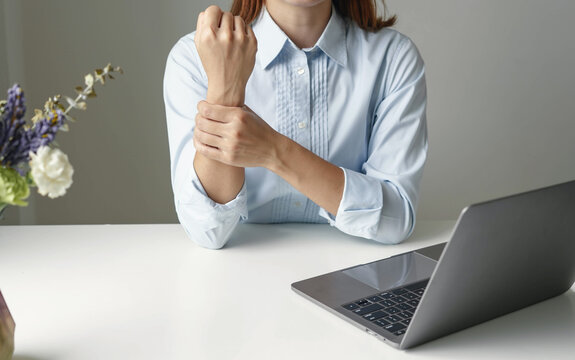 Woman hand with wrist pain numbness and pain in the palm of the hand has pain and tingling in the nerve endings This is a side effect of sitting and working for a long time on a laptop at the office