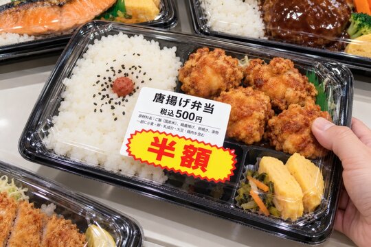 唐揚げ弁当　半額　手に取る