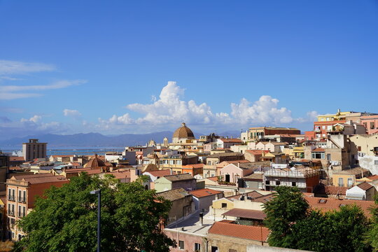 Cagliari vista mozzafiato dal bastione della citt&agrave;. Con il mare e le colline sullo sfondo