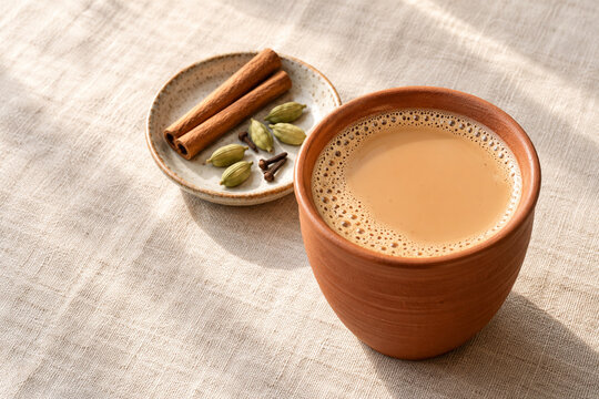 Chai mit Zimt Kardamom und Nelken im Terrakottabecher