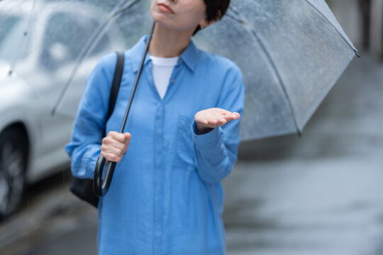 傘を刺す女性