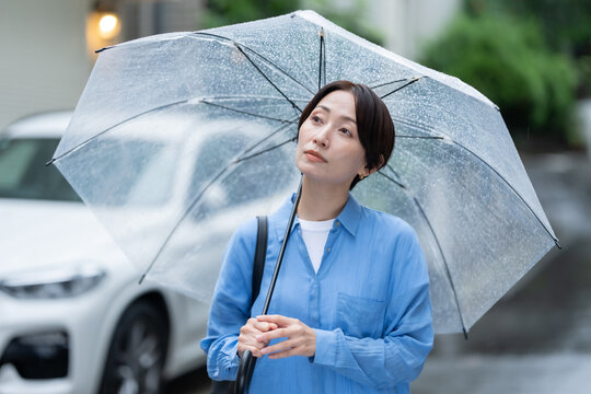 傘を刺す女性