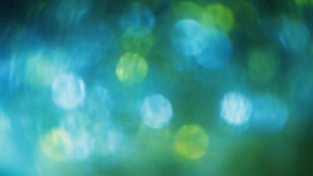 森の木漏れ日と日差し緑の背景　クリスタルのきれいなキラキラ光り輝く大小の明るいボケの回転の背景　自然・レンズボケ・効果・太陽・宝石・ウエディング・パーティーのイメージ