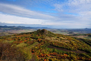 Obraz premium Panoramic autumn landscape of rolling volcanic peaks and colorful forests