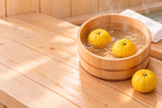 冬至の柚子湯をイメージした木桶と白い手ぬぐい