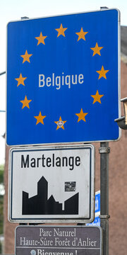 panneau de signalisation routi&egrave;re pour la fronti&egrave;re &agrave; l'entr&eacute;e de la Belgique, en Europe. Le panneau indique le nom du pays en lettres blanches, entour&eacute; des &eacute;toiles jaunes de la communaut&eacute; europ&eacute;enne.