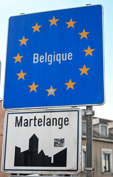 panneau de signalisation routi&egrave;re pour la fronti&egrave;re &agrave; l'entr&eacute;e de la Belgique, en Europe. Le panneau indique le nom du pays en lettres blanches, entour&eacute; des &eacute;toiles jaunes de la communaut&eacute; europ&eacute;enne.