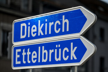 panneaux indicateurs routiers de direction en Belgique vers le Grand Duché du Luxembourg, à la frontière près de Diekirch et Ettelbruck. Lettres blanches sur fond bleu. © Jean-Marc RICHARD