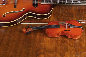 Electric guitar and violin. © yrafoto