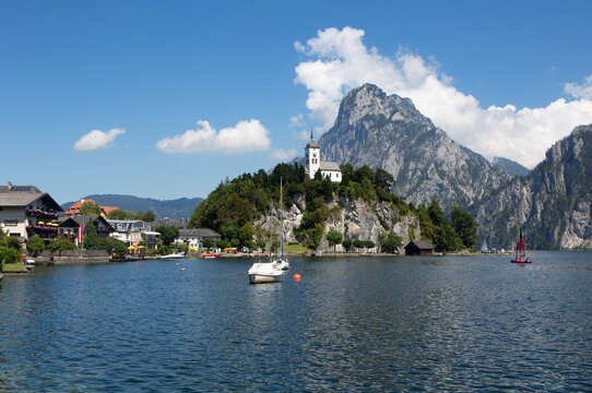 Austria, Upper Austria, Traunkirchen, Lake Traunsee with Traunstein and Johannesberg Chapel