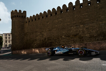 Obraz premium BAKU, AZERBAIJAN - SEPTEMBER 2026: Williams Racing F1 car navigates turn 8 along the historic fortress walls of the Old City during the Formula 1 Azerbaijan Grand Prix 2026